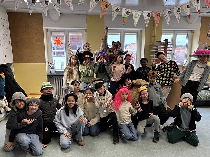 Schülerinnen und Schüler am Mottotag "Kopfbedeckung"