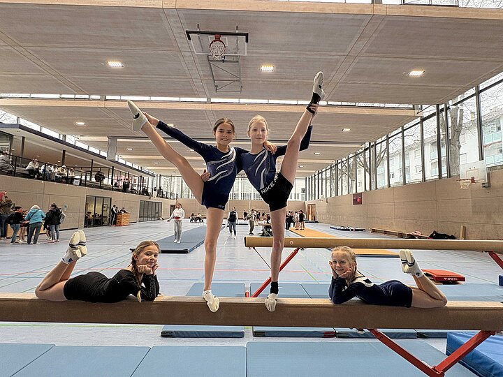 Turnerinnen der Grundschule im Rot auf dem Schwebebalken
