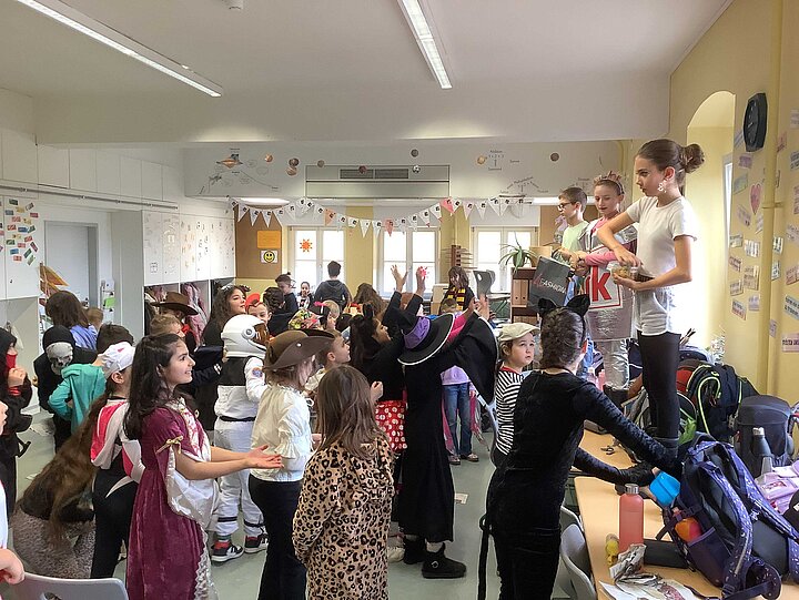 Schülerinnen und Schüler feiern Fasching