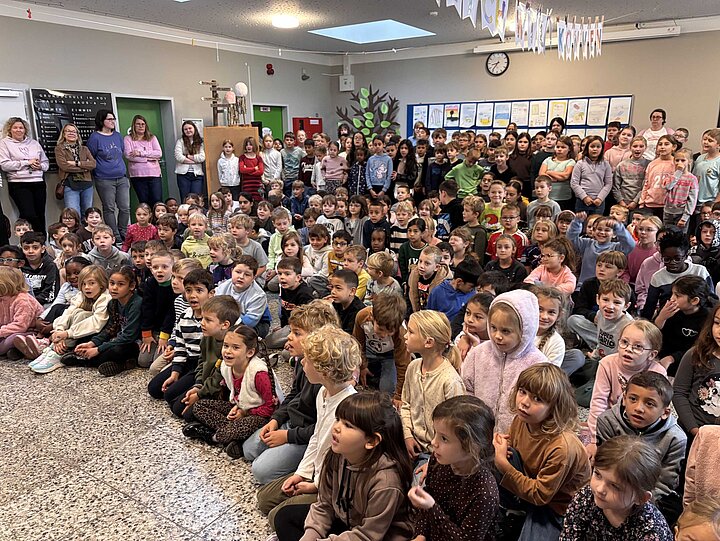 Schülerinnen und Schüler mit ihren Lehrkräften bei der Eröffnung der Frederickwoche in der Aula