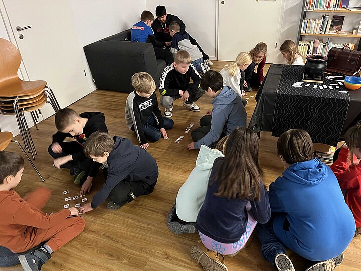 Kinder rätseln in der Stadtbücherei Eppingen