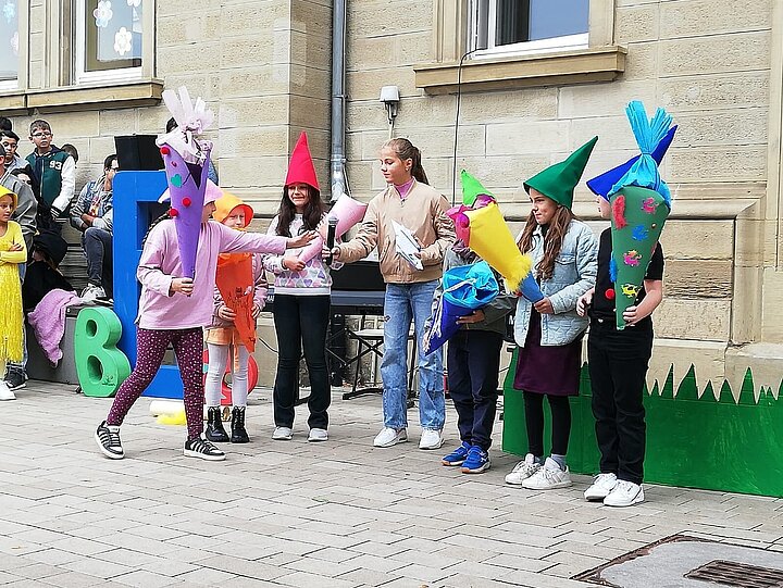 Schülerinnen und Schüler spielen die Zwergeneinschulung