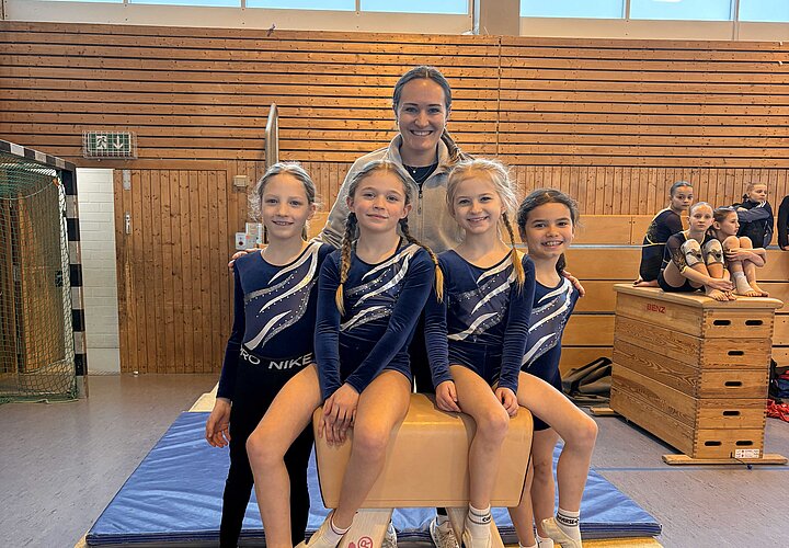 Turnerinnen der Grundschule im Rot mit ihrer Lehrerin