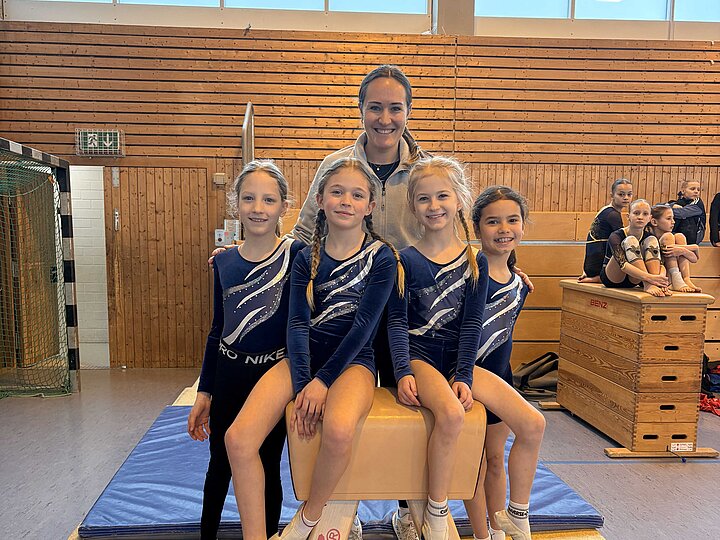 Turnerinnen der Grundschule im Rot mit ihrer Lehrerin