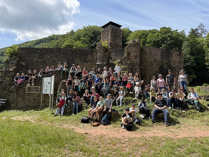 Die Schülerinnen und Schüler der vierten Klassen vor der Hinterburg Burgruine