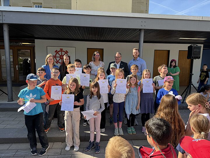 Die TeilnehmerInnen am Lesekönigwettbewerb der Grundschul im Rot mit Bürgermeister Holaschke, der Schulleitung von Mühlbach und den Klassenlehrerinnen