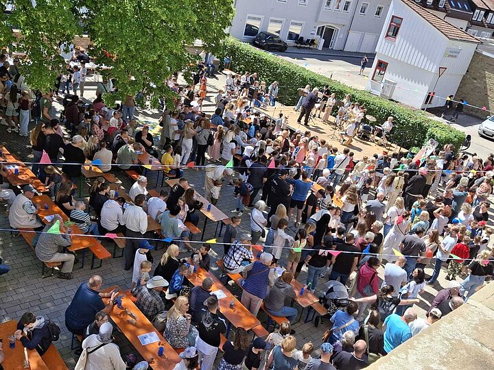 Buntes Schulfesttreiben auf dem Pausenhof