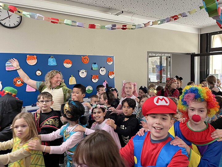 Schülerinnen und Schüler bei der Polonaise durch die Aula