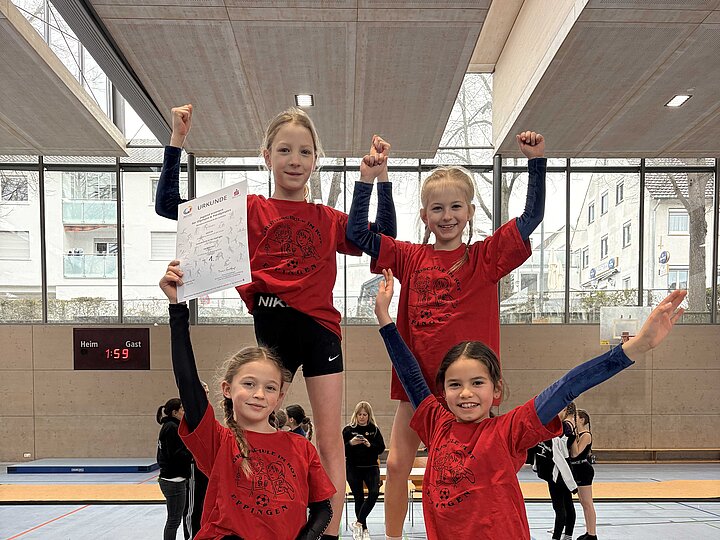 Turnerinnen der Grundschule im Rot auf dem ersten Platz
