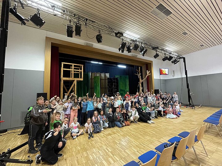 Die 3. Klassen vor den Kulissen von Robin Hood in der Stadthalle