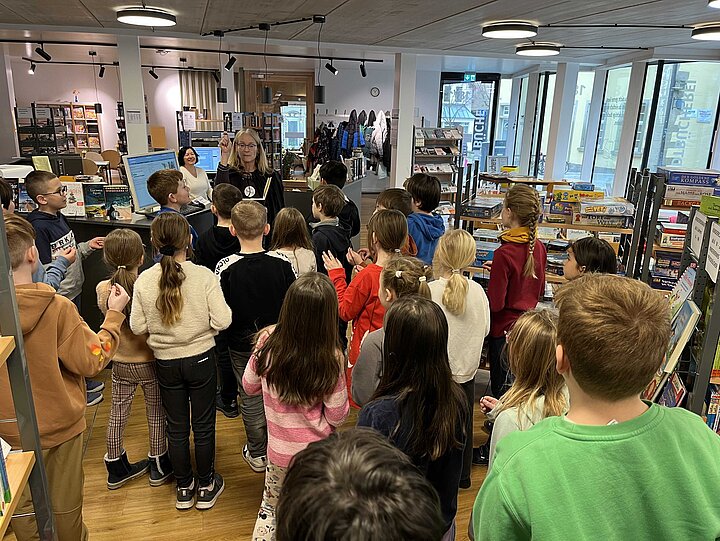 Kinder besuchen die Stadtbücherei Eppingen