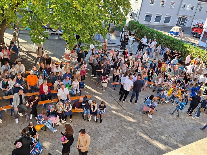 Eltern und ABC-Schützen versammeln sich auf dem Schulhof