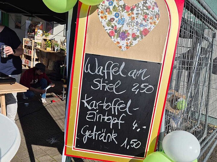 Angebotstafel beim Waffel- und Kartoffelsuppeverkauf