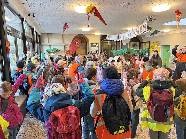 Schülerinnen und Schüler in der Aula der Grundschule im Rot bei der Vorbereitung auf die Stadtputzete 