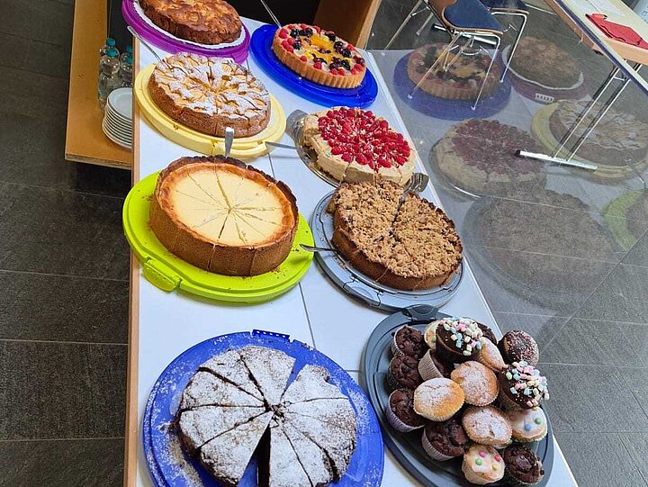 Kuchenauswahl beim Babybasar