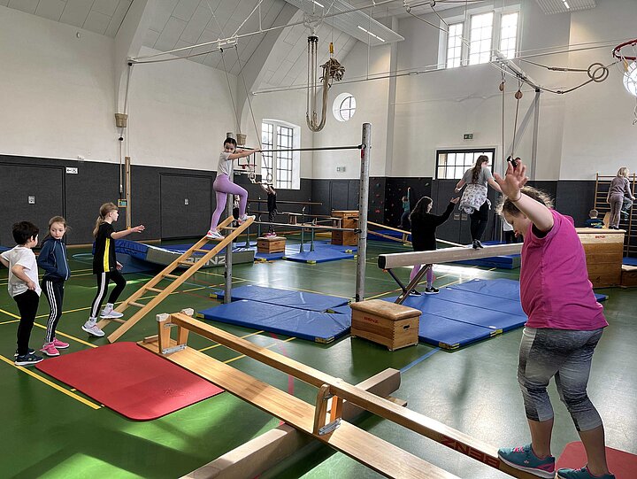 Schülerinnen und Schüler in der Bewegungslandschaft in der Turnhalle im Rot